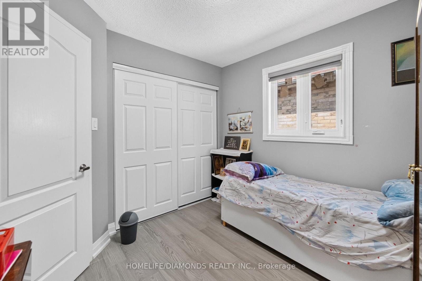 24 JEWEL CRESCENT - 33