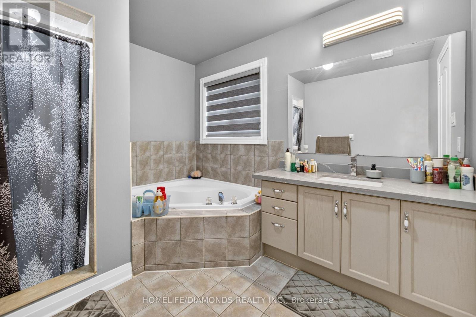24 JEWEL CRESCENT - 38