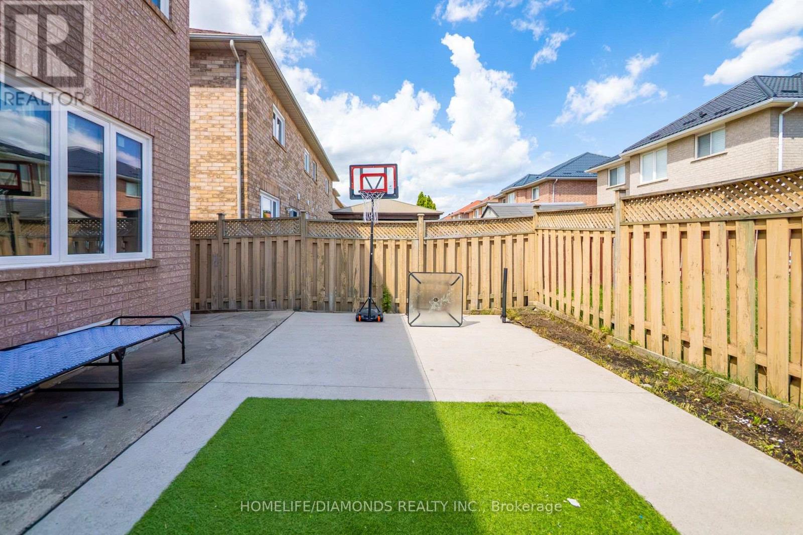 24 JEWEL CRESCENT - 44