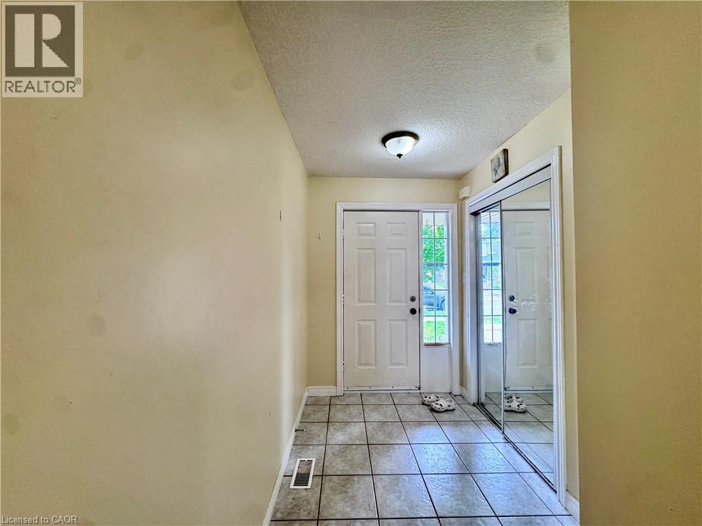 679 KARLSFELD Road, Waterloo — photo 5
