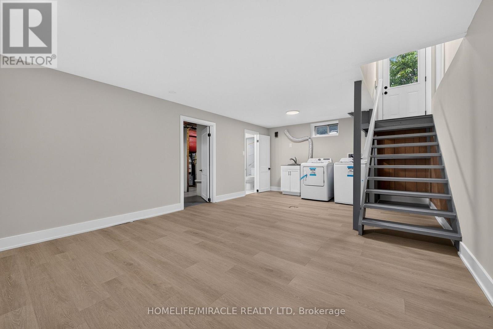 216 WELLINGTON STREET - 32