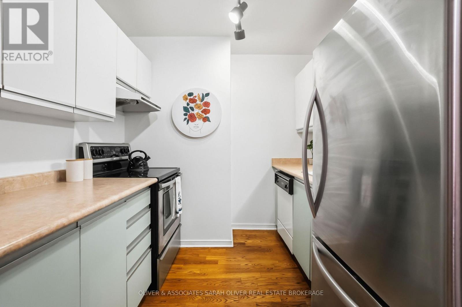 #101 285 QUEENS AVENUE - 11