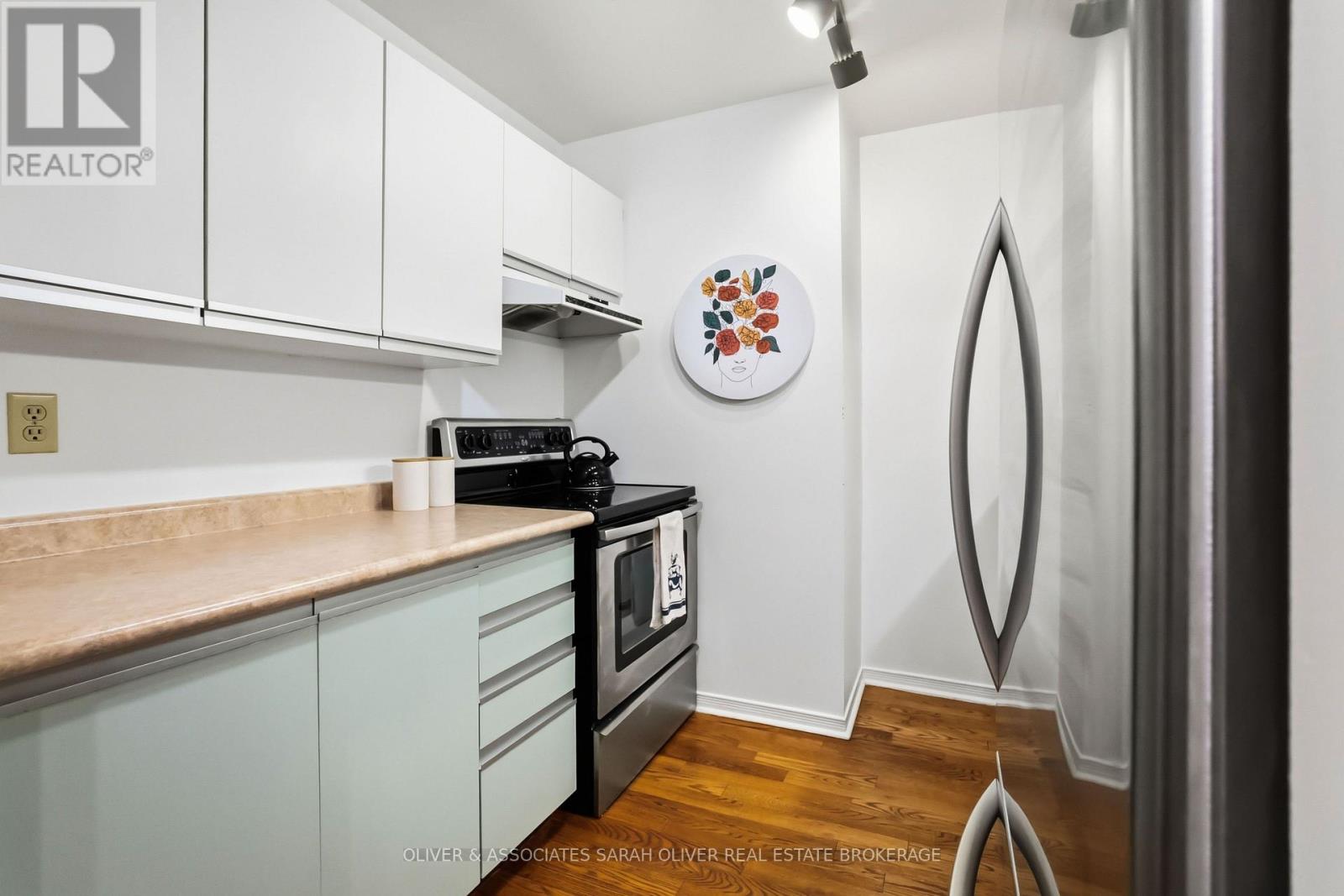 #101 285 QUEENS AVENUE - Image 12
