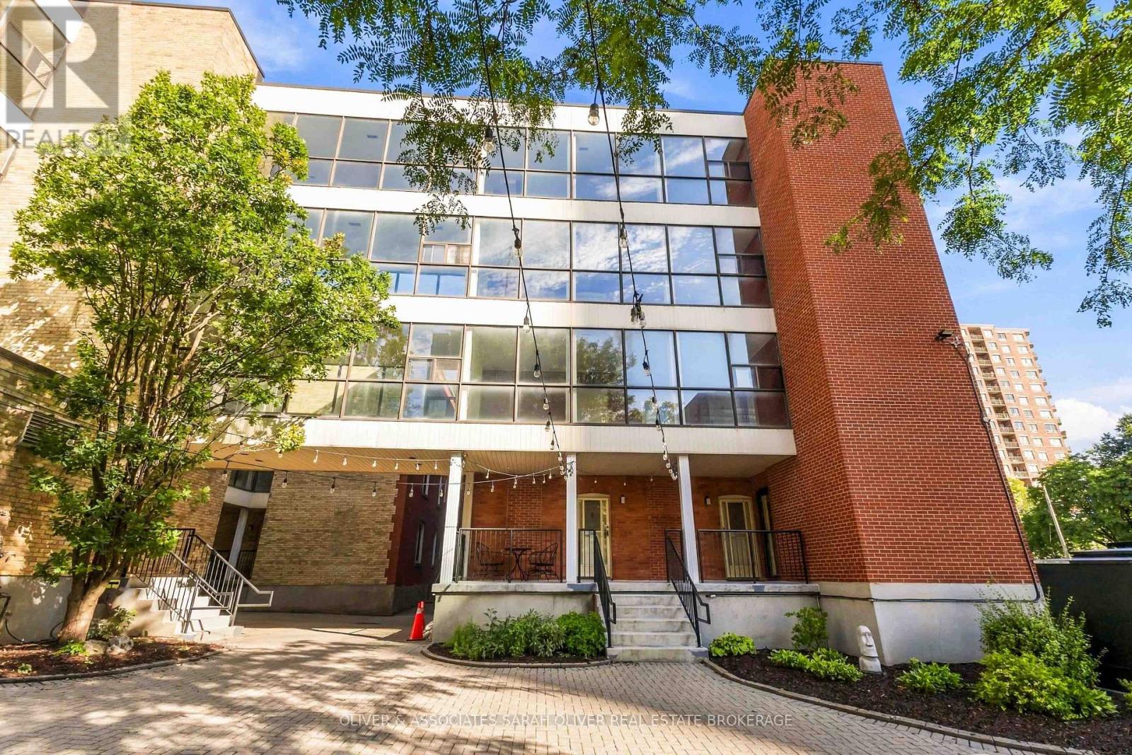 #101 285 QUEENS AVENUE - Image 32