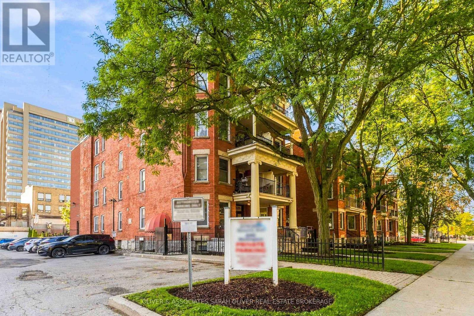 #101 285 QUEENS AVENUE - 37
