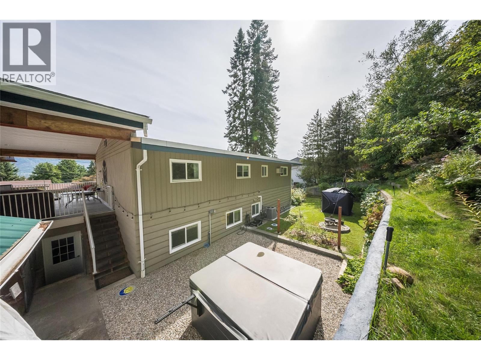 2404 11th Avenue, Castlegar — photo 3