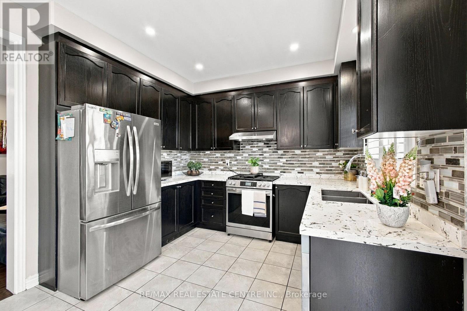 28 BANBRIDGE CRESCENT - 14
