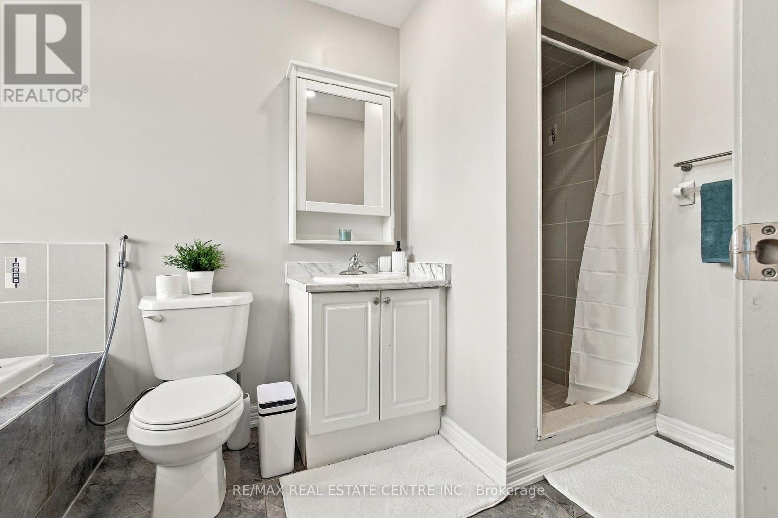 28 BANBRIDGE CRESCENT - 25