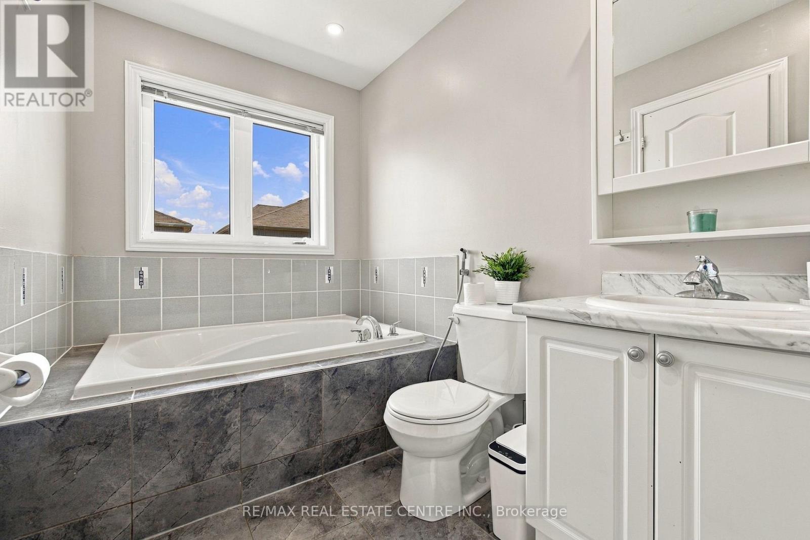 28 BANBRIDGE CRESCENT - 26
