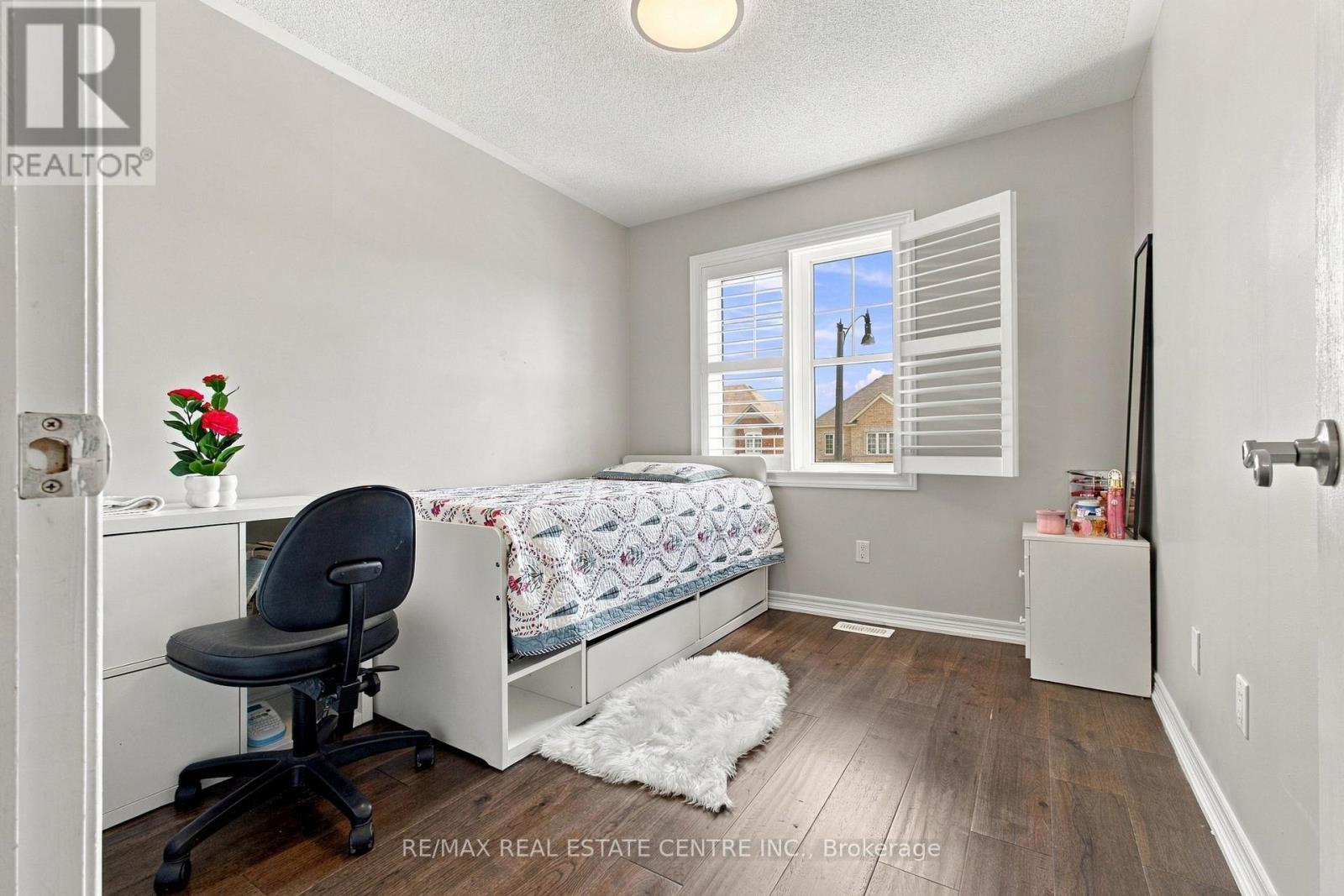 28 BANBRIDGE CRESCENT - 30