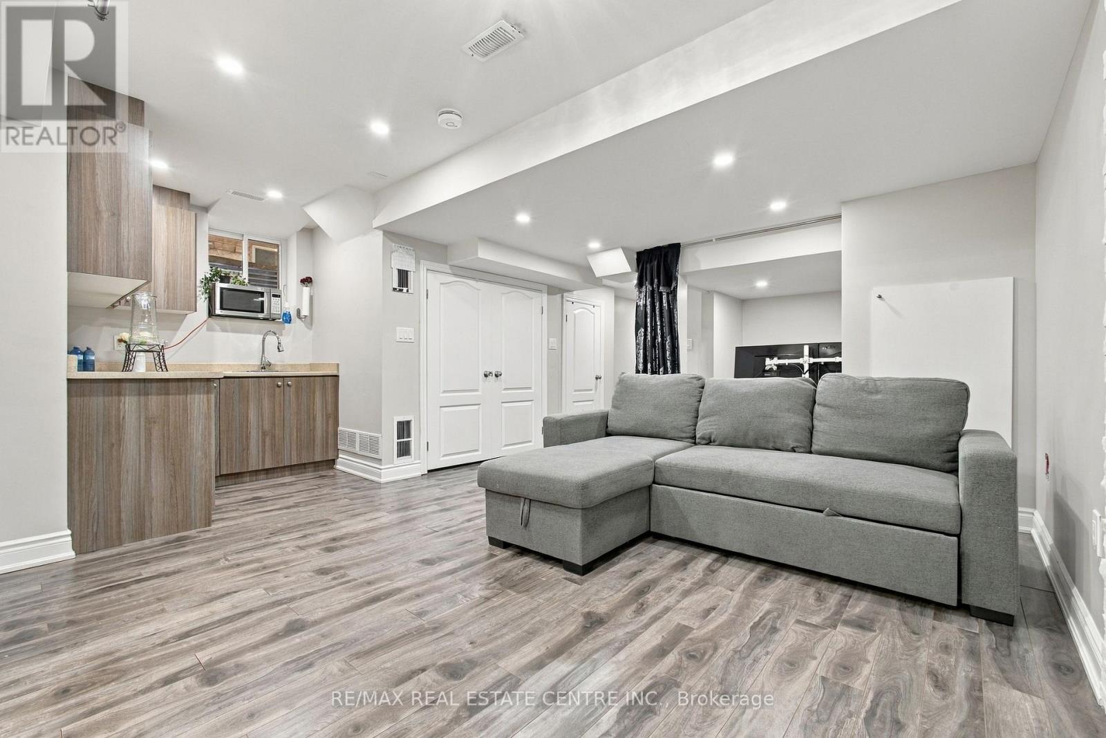 28 BANBRIDGE CRESCENT - 34