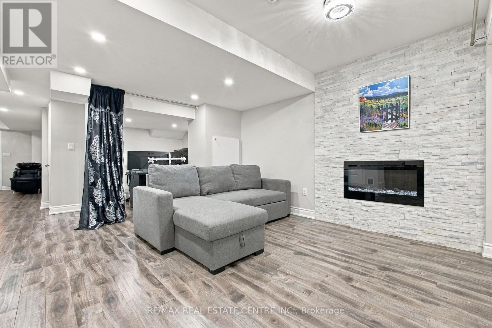 28 BANBRIDGE CRESCENT - 35