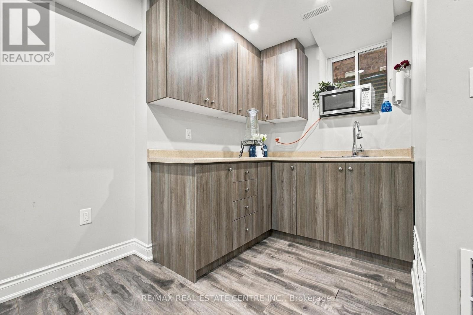 28 BANBRIDGE CRESCENT - 36