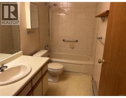 Patio - 4225 Quadra St, Saanich, BC V8X1L5 Photo 9