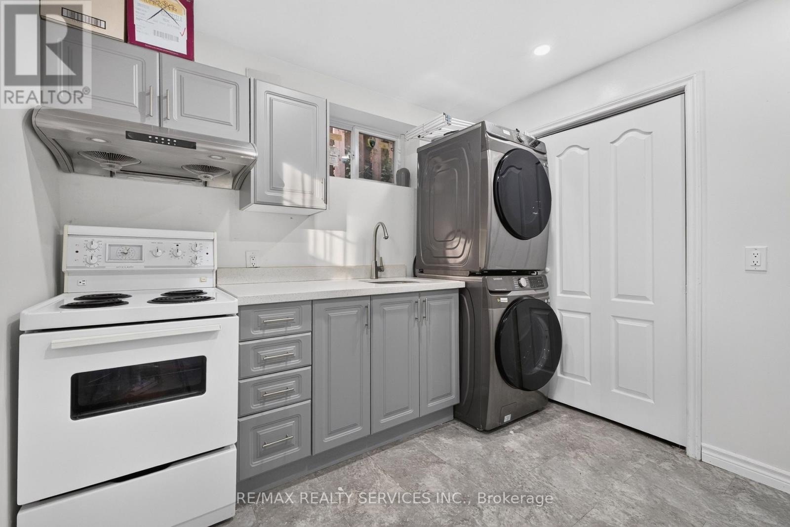 3469 CAPLAN CRESCENT - 36