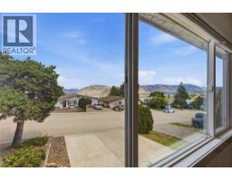 Kitchen - 393 Waddington Drive, Kamloops, BC V2E1S3 Photo 10