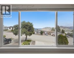 Living room - 393 Waddington Drive, Kamloops, BC V2E1S3 Photo 9