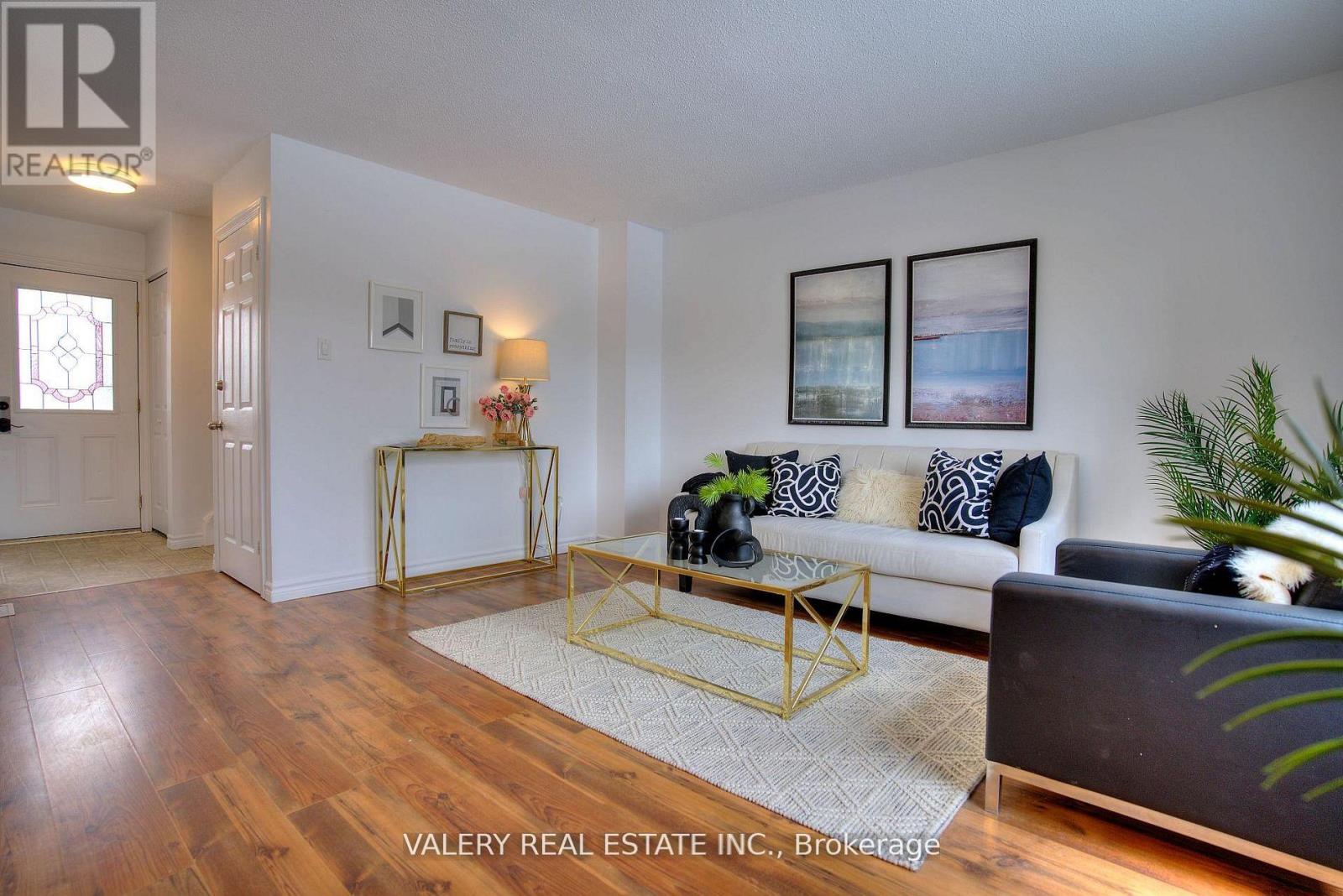 24 LAMPMAN LANE, Barrie (Letitia Heights) — photo 2