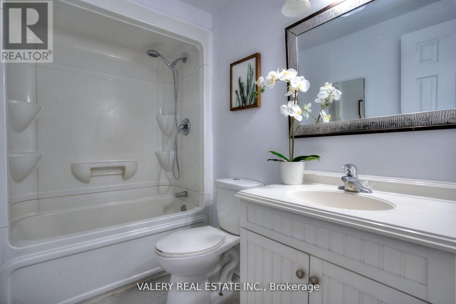 24 LAMPMAN LANE, Barrie (Letitia Heights) — photo 7