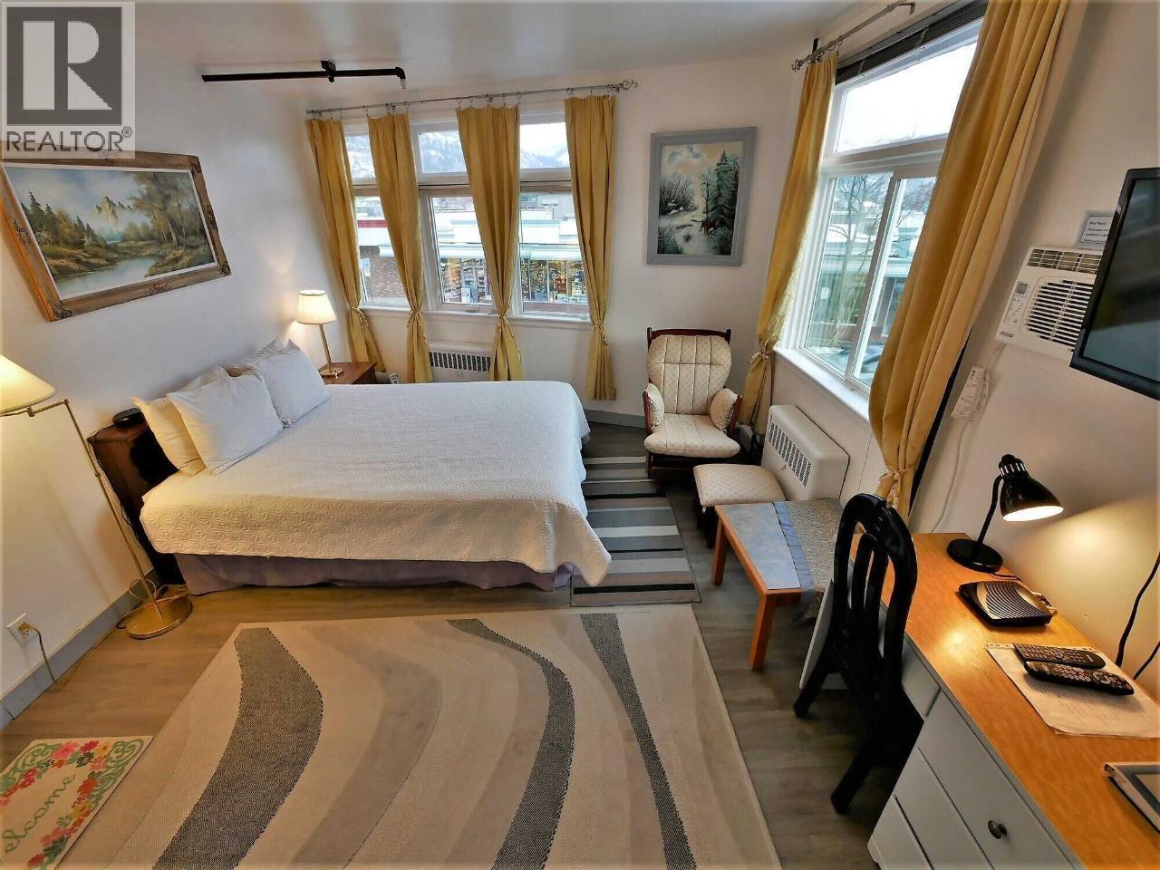 330 COLUMBIA Avenue, Castlegar