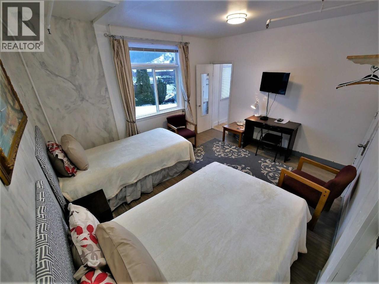 330 COLUMBIA Avenue, Castlegar
