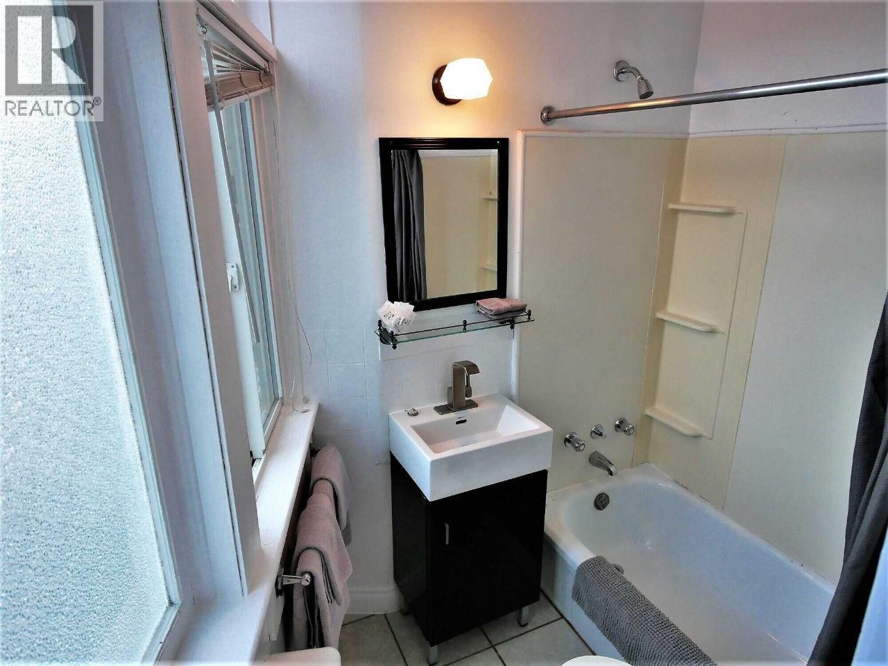 330 COLUMBIA Avenue, Castlegar