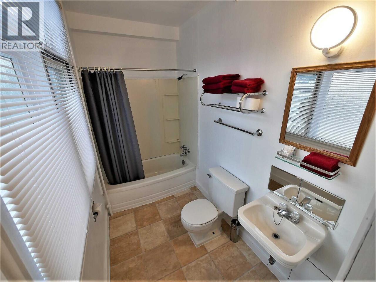 330 COLUMBIA Avenue, Castlegar