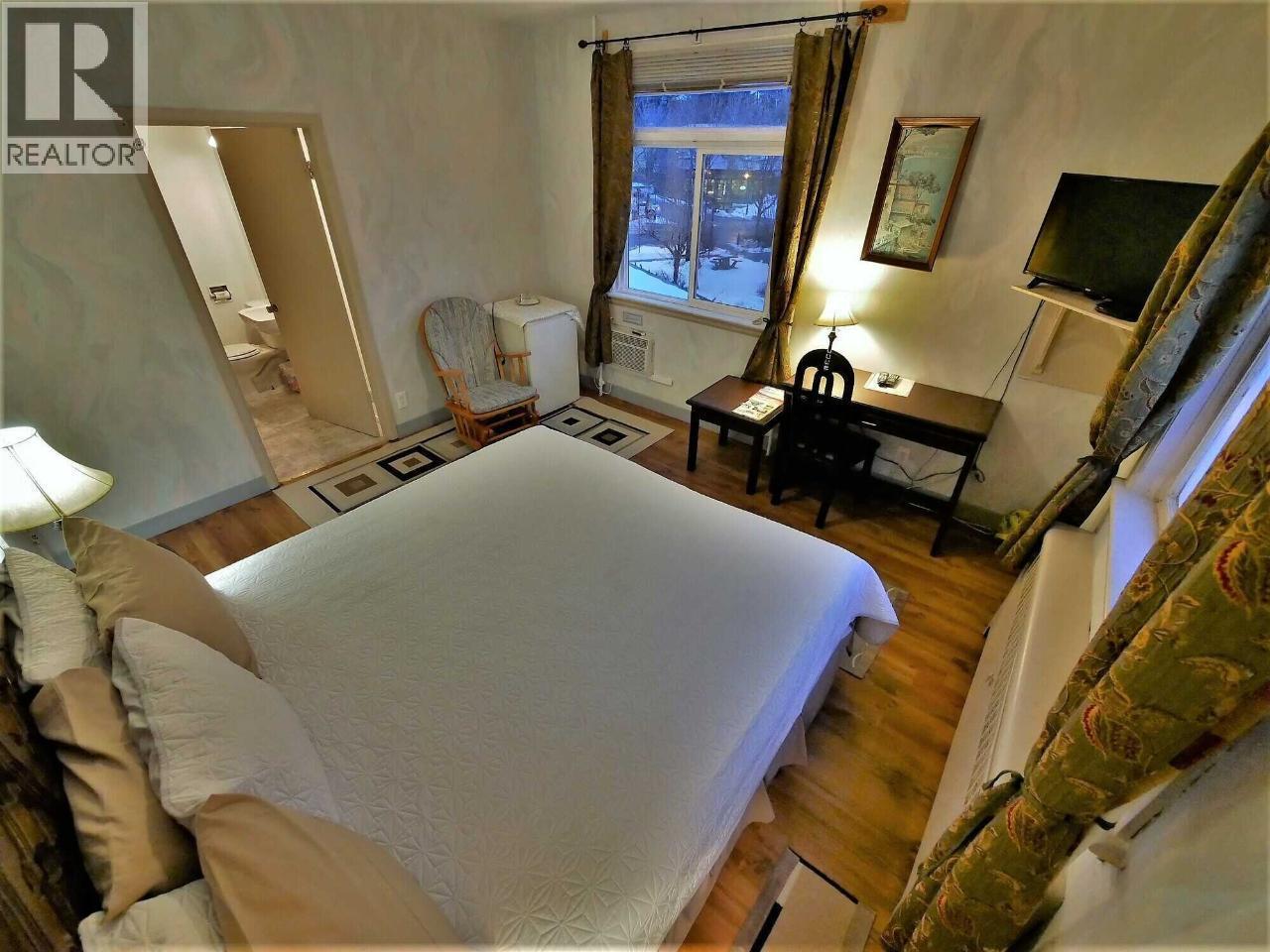 330 COLUMBIA Avenue, Castlegar