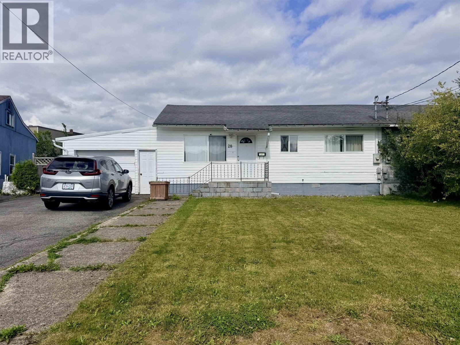 28 LILLOOET CRESCENT - 1