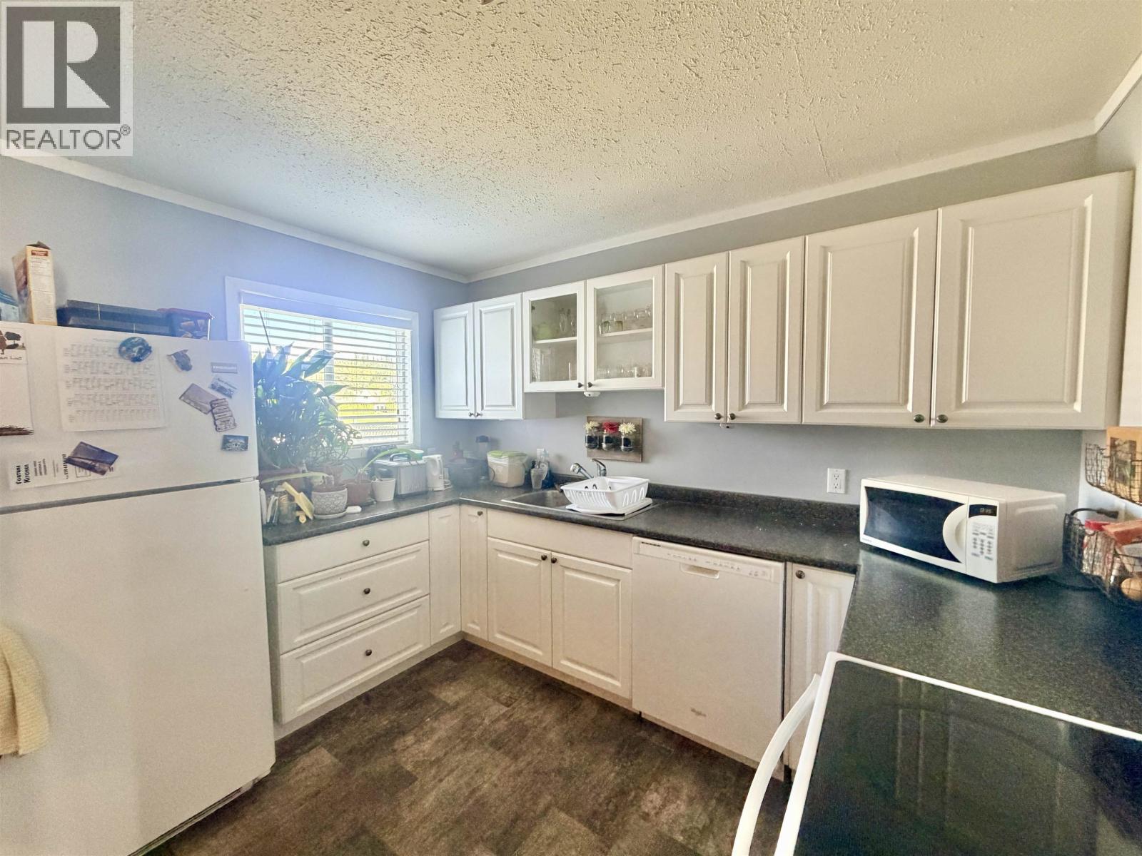 28 LILLOOET Crescent, Kitimat, British Columbia, V8C1Z8, Kitimat, British Columbia — photo 2 of 5