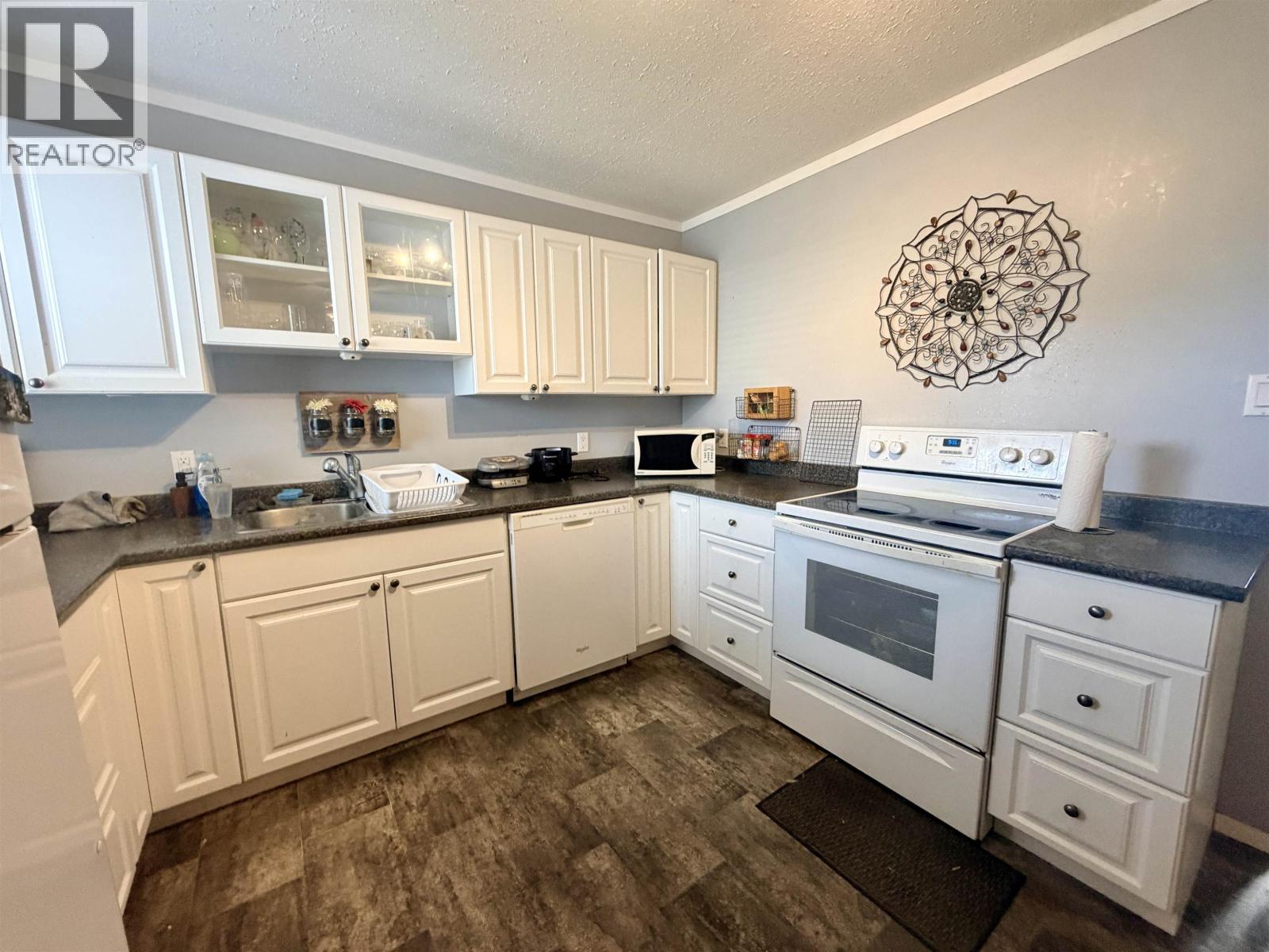 28 LILLOOET CRESCENT - 4
