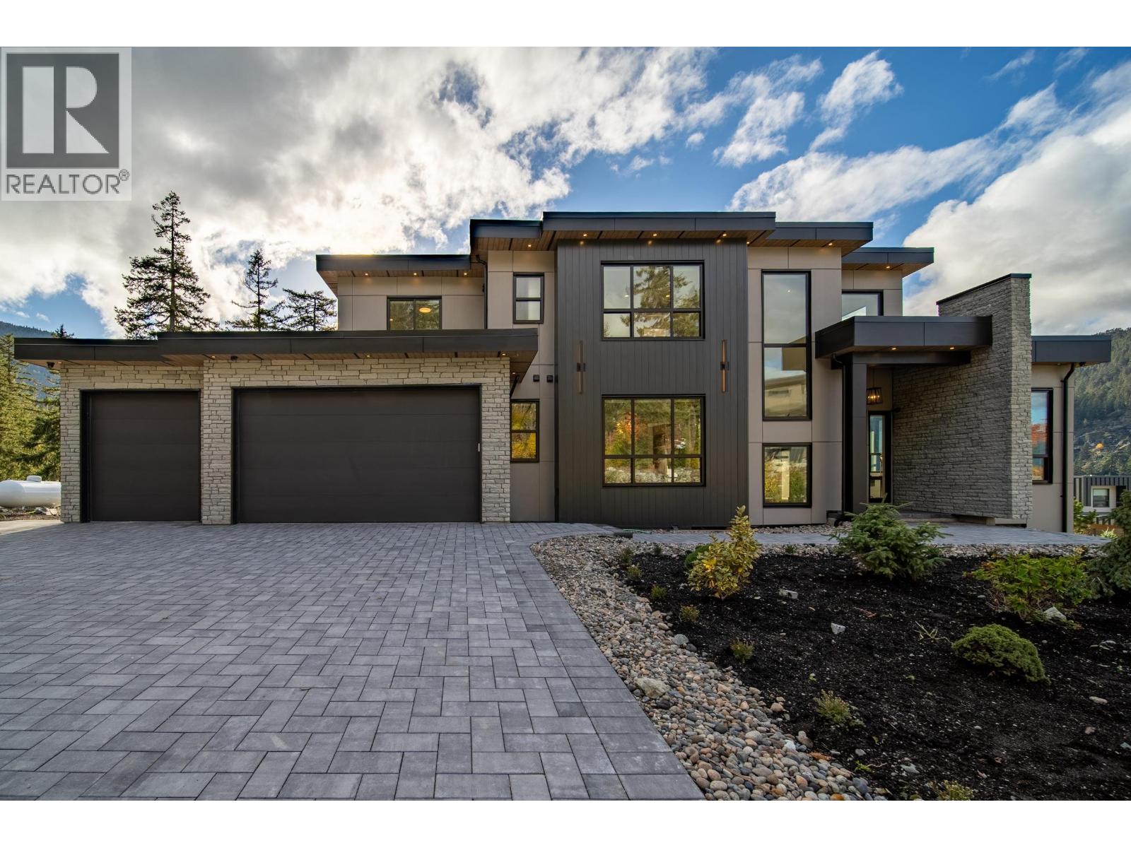 9289 STELLAR'S WAY, Whistler — photo 2