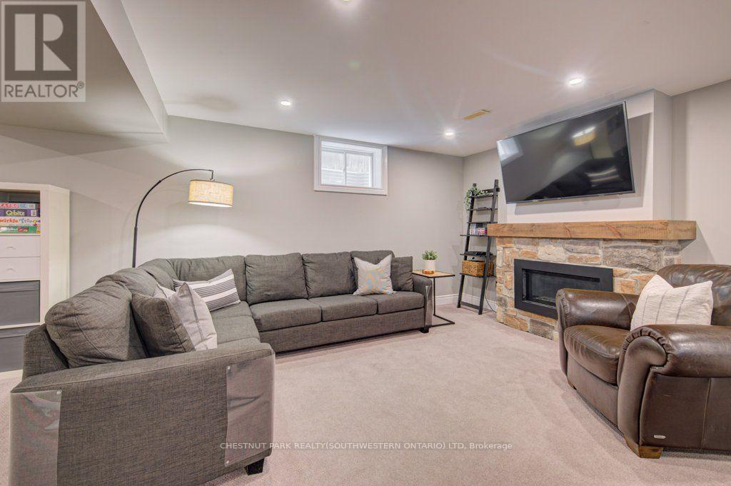 424 SAUVE CRESCENT - 37