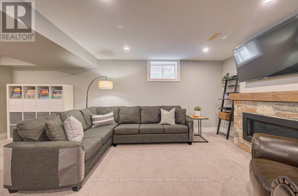 424 SAUVE CRESCENT - 38