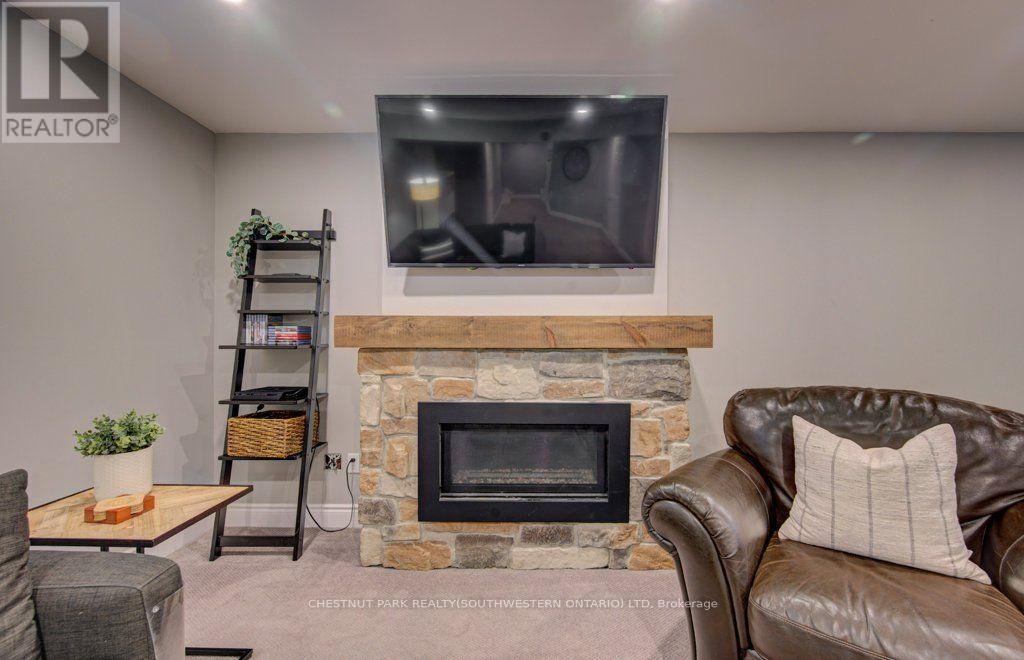 424 SAUVE CRESCENT - 42