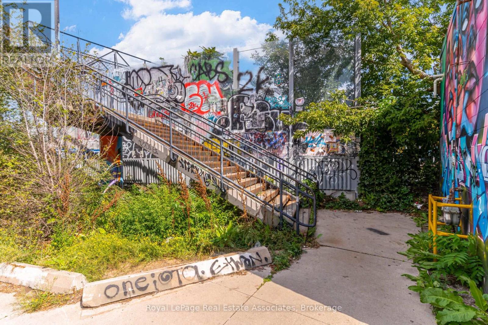 #605 2495 DUNDAS STREET W - 31