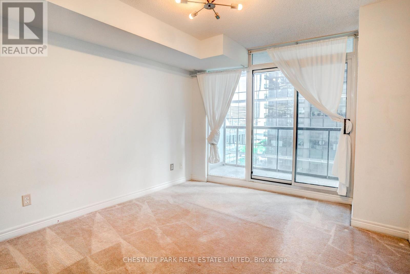 #1008 30 GRAND TRUNK CRESCENT - 17