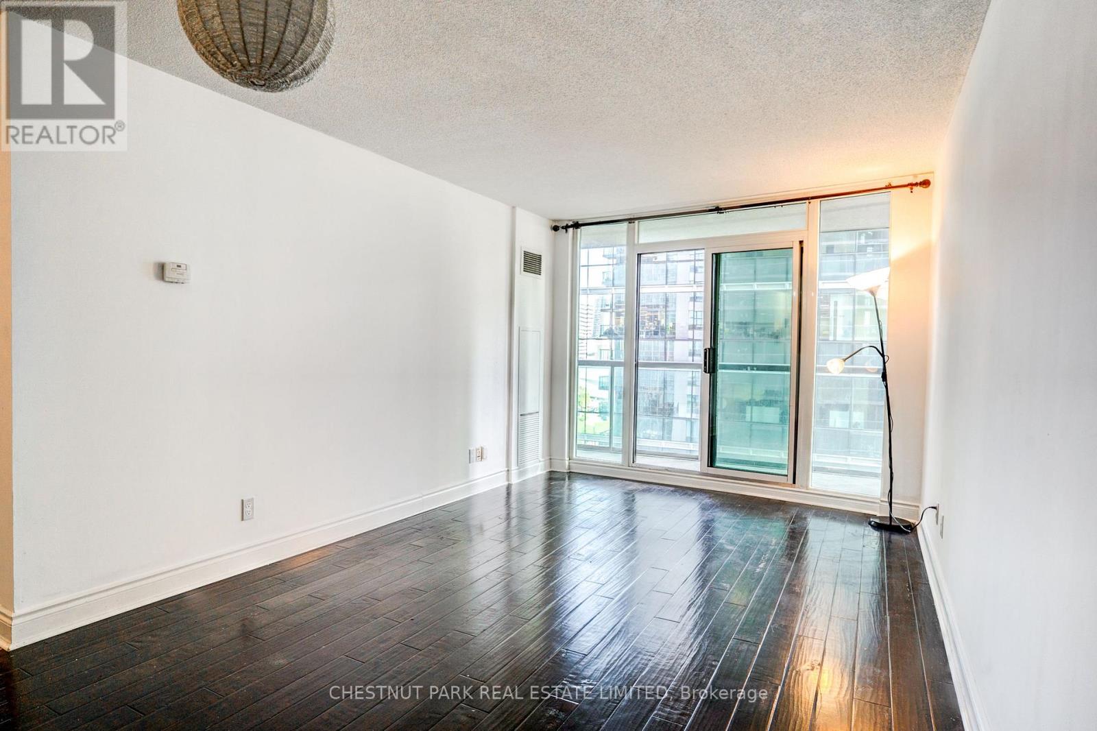 #1008 30 GRAND TRUNK CRESCENT - 3