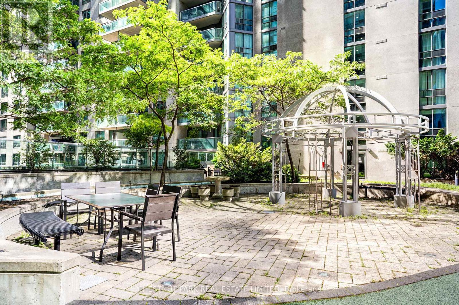 #1008 30 GRAND TRUNK CRESCENT - Image 31