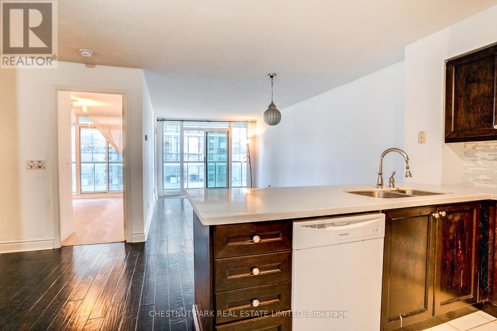 #1008 30 GRAND TRUNK CRESCENT - 6
