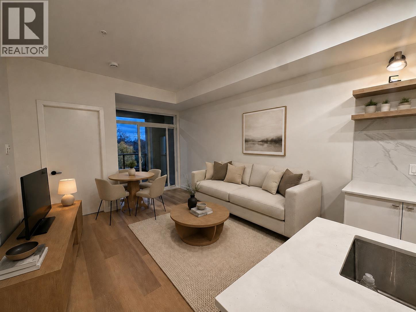 208 215 MCBAY LANE, Coquitlam — photo 2
