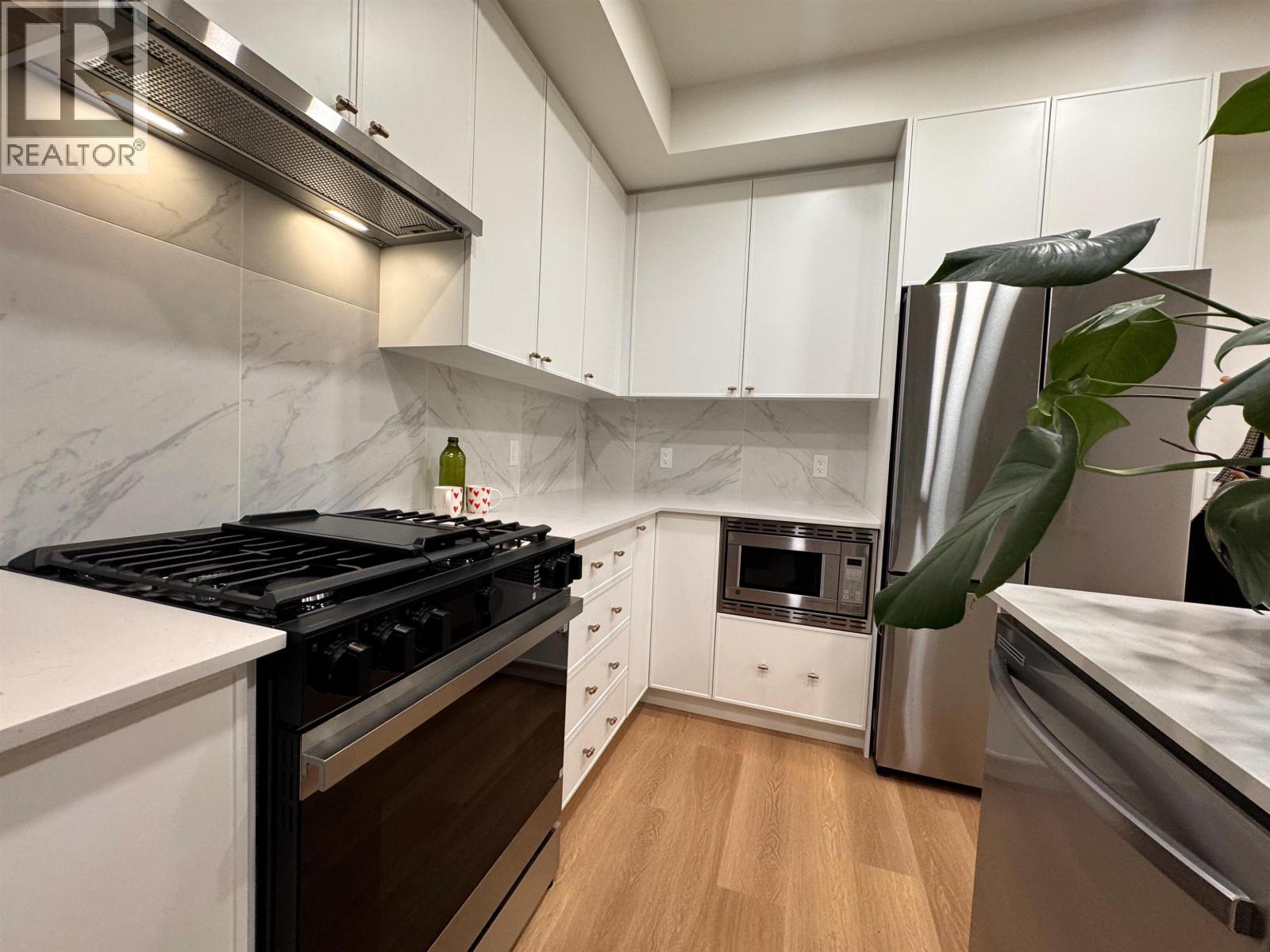 208 215 MCBAY LANE, Coquitlam — photo 4