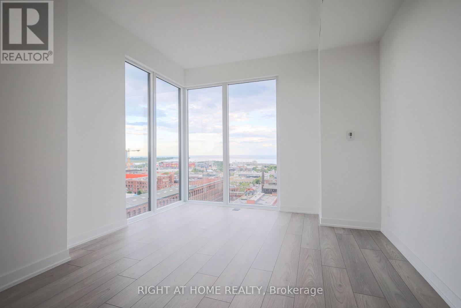 #1602 285 DUFFERIN STREET - 18