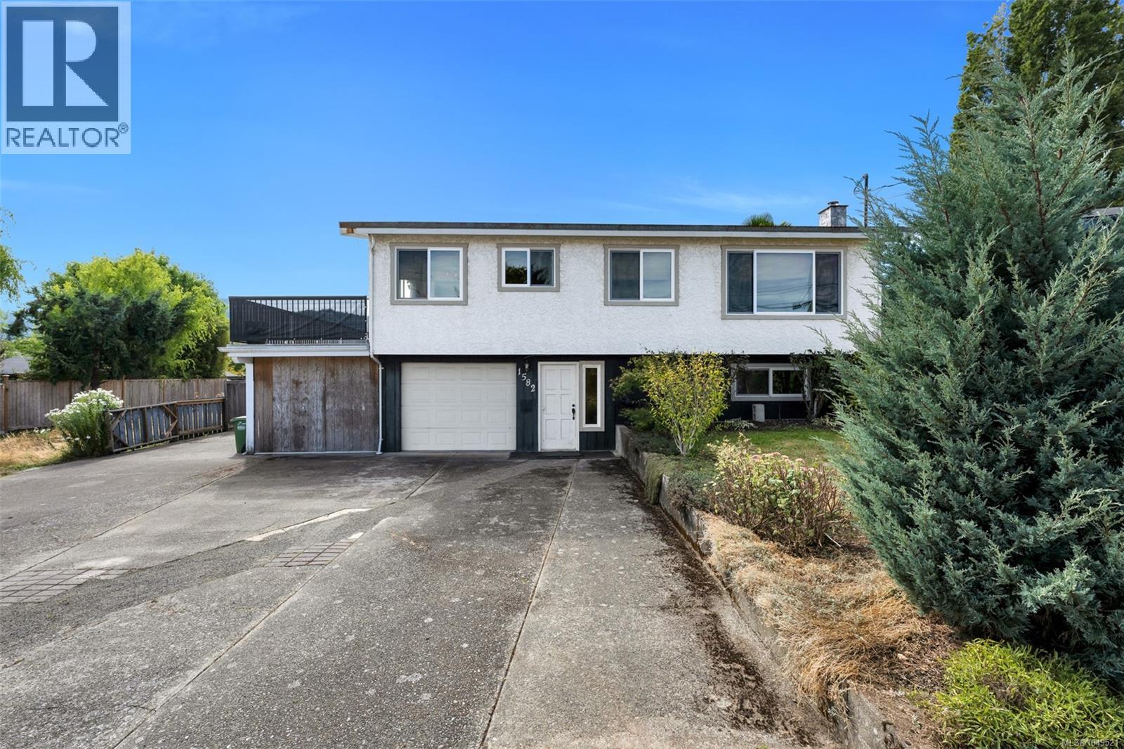 1582 Robert St - 2