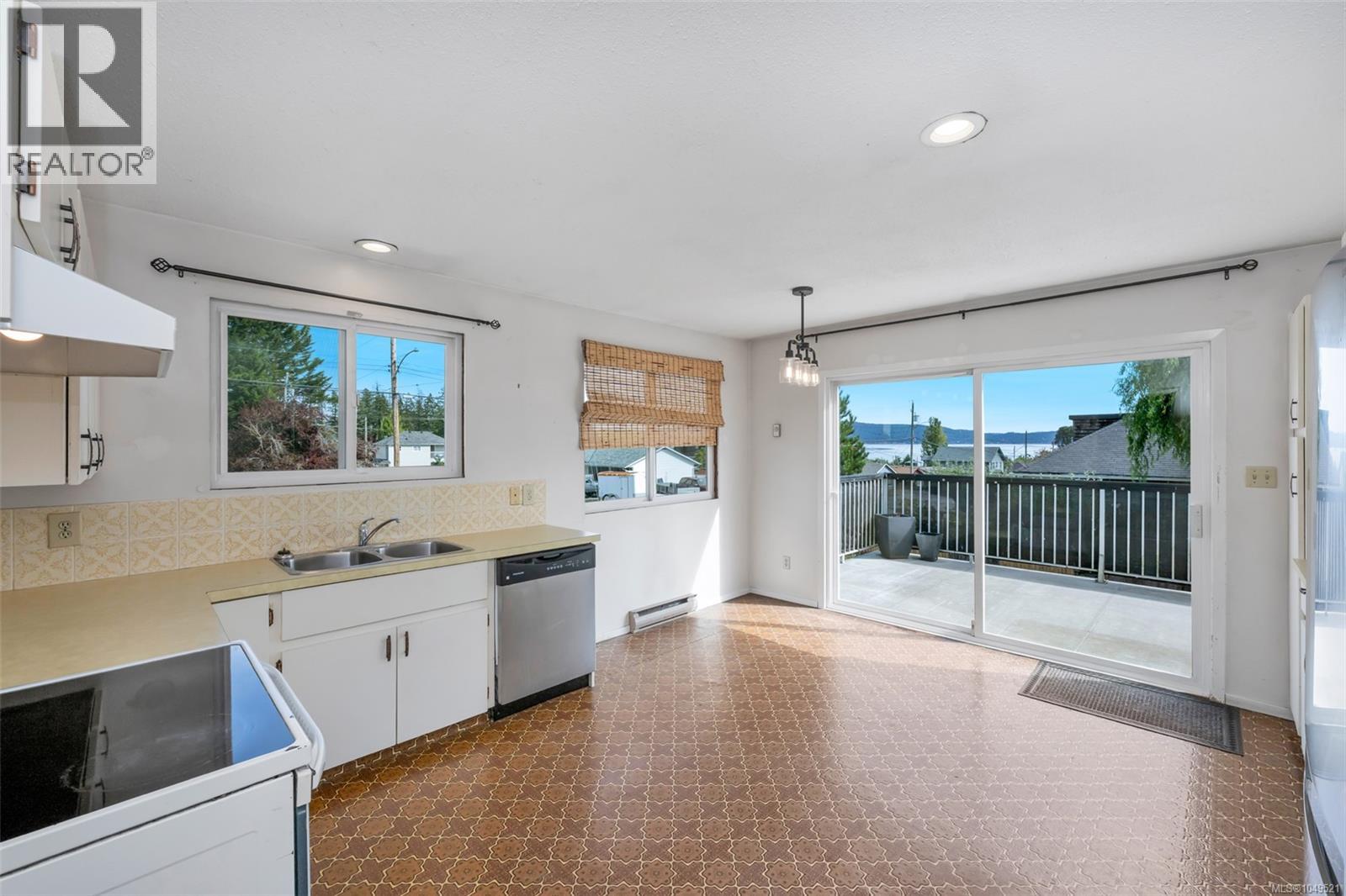 1582 Robert St - 7