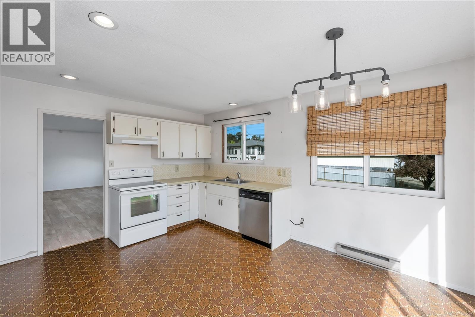 1582 Robert St - 8