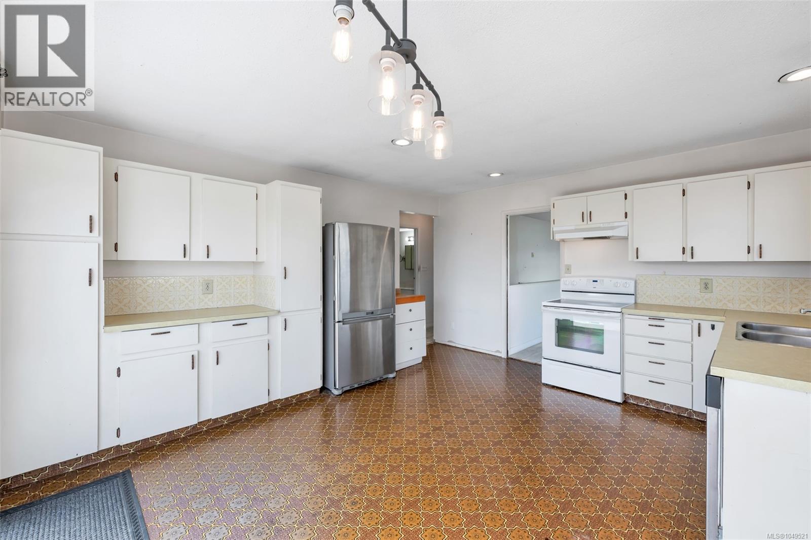 1582 Robert St - 9