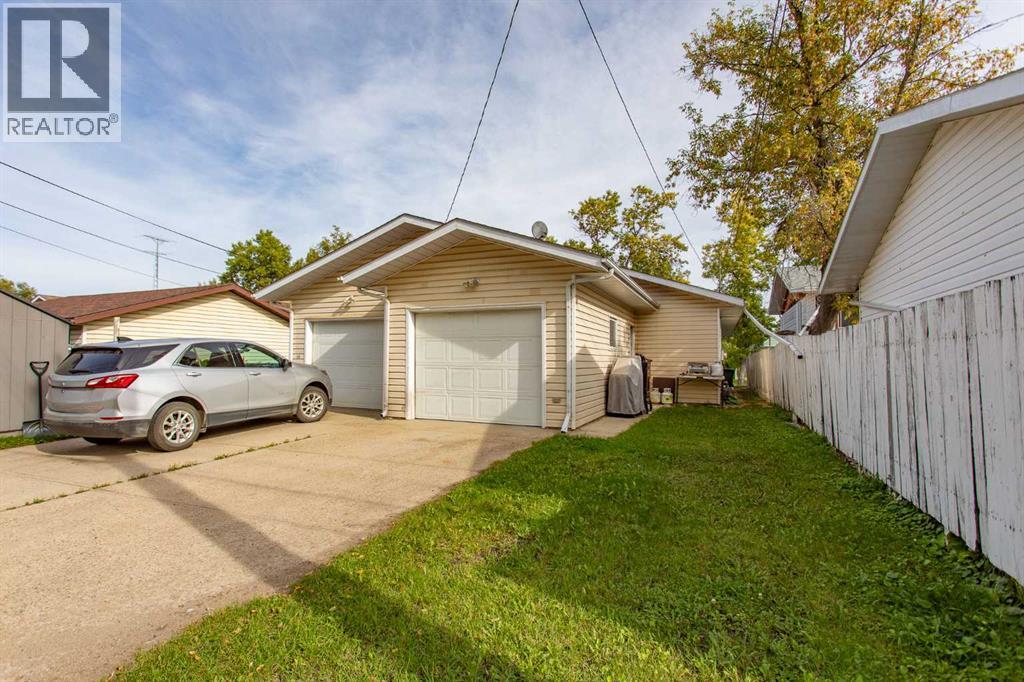 #5113A 54 Avenue - 17