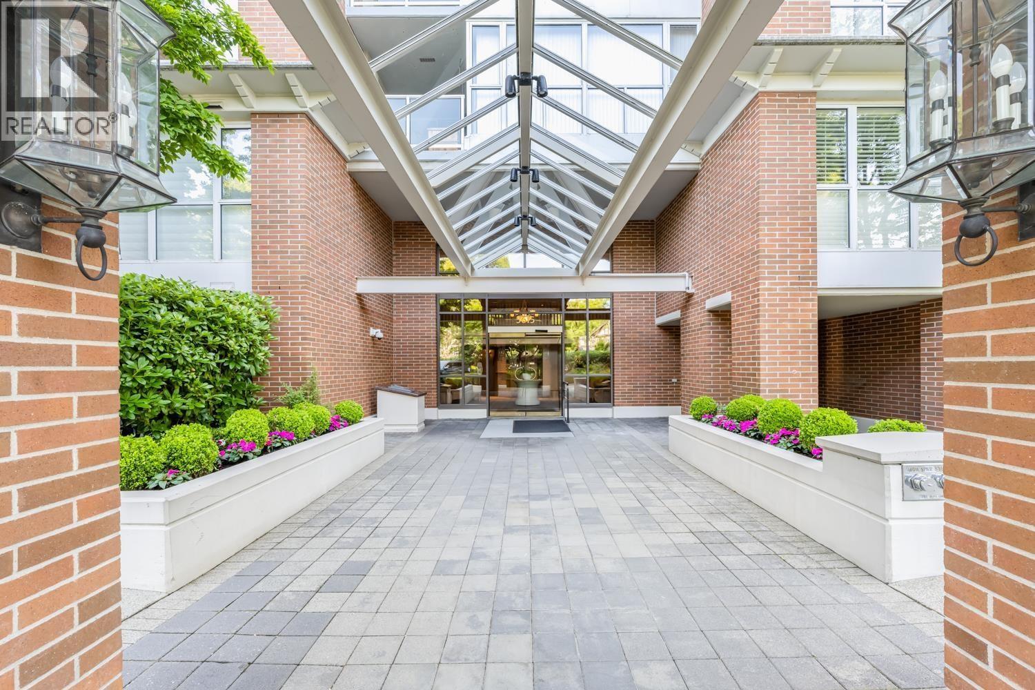 704 5615 HAMPTON PLACE, Vancouver — photo 2