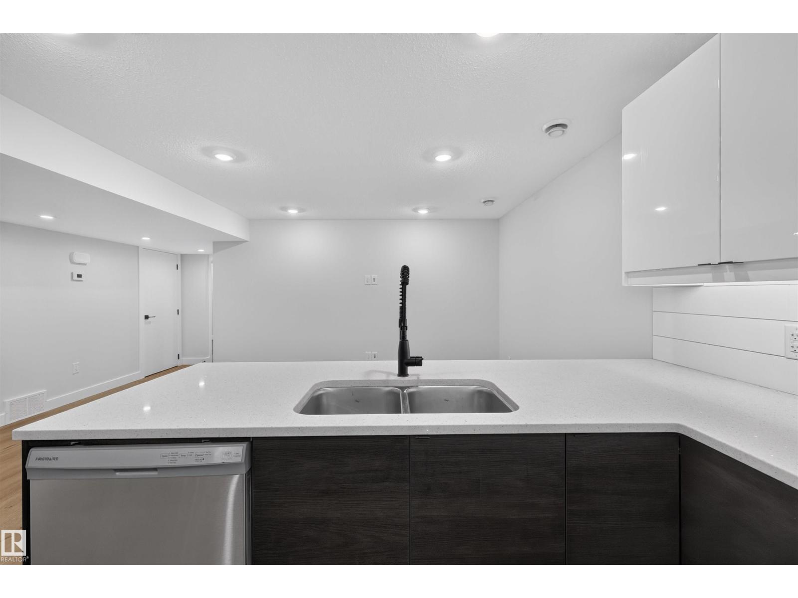 9516 52 ST NW - 13